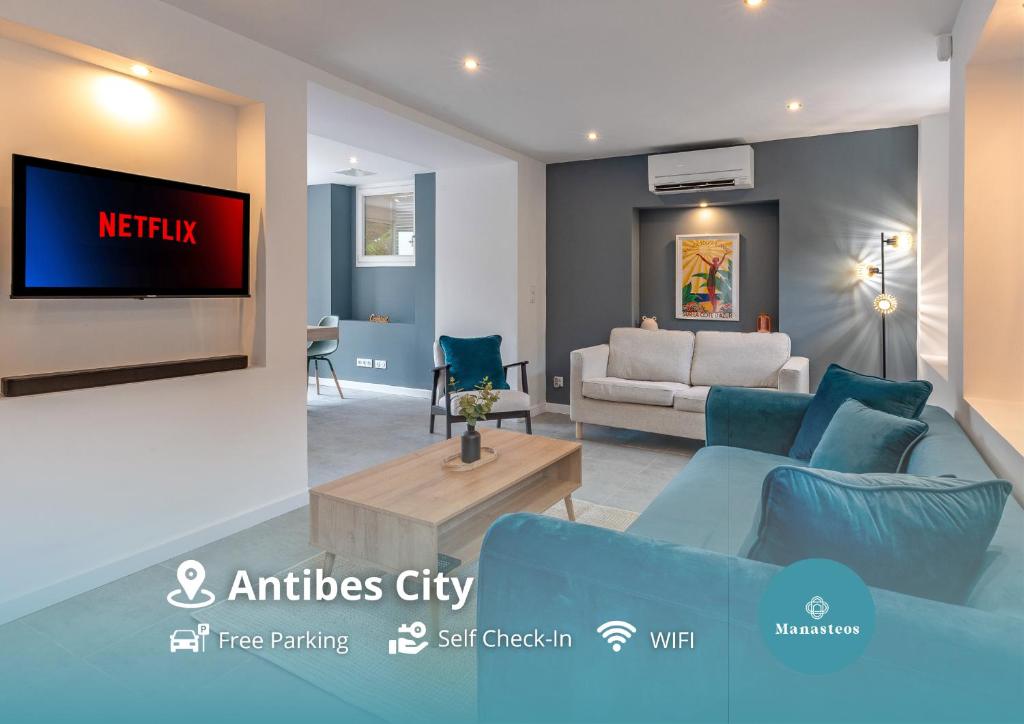 un salon avec un canapé et une télévision dans l'établissement Jolie maison familiale - 2km port et plages - CX, à Antibes