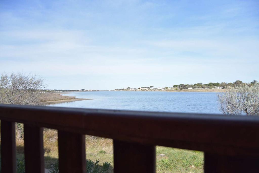 d'un balcon offrant une vue sur une étendue d'eau. dans l'établissement Maison 3 pièces - Gruissan Ayguades AY060-234, à Vires
