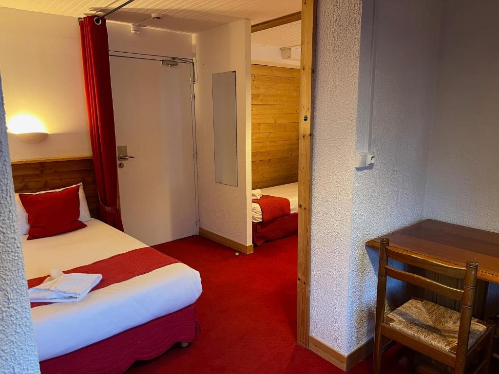 Postel nebo postele na pokoji v ubytování Hôtel Valentin pied des pistes