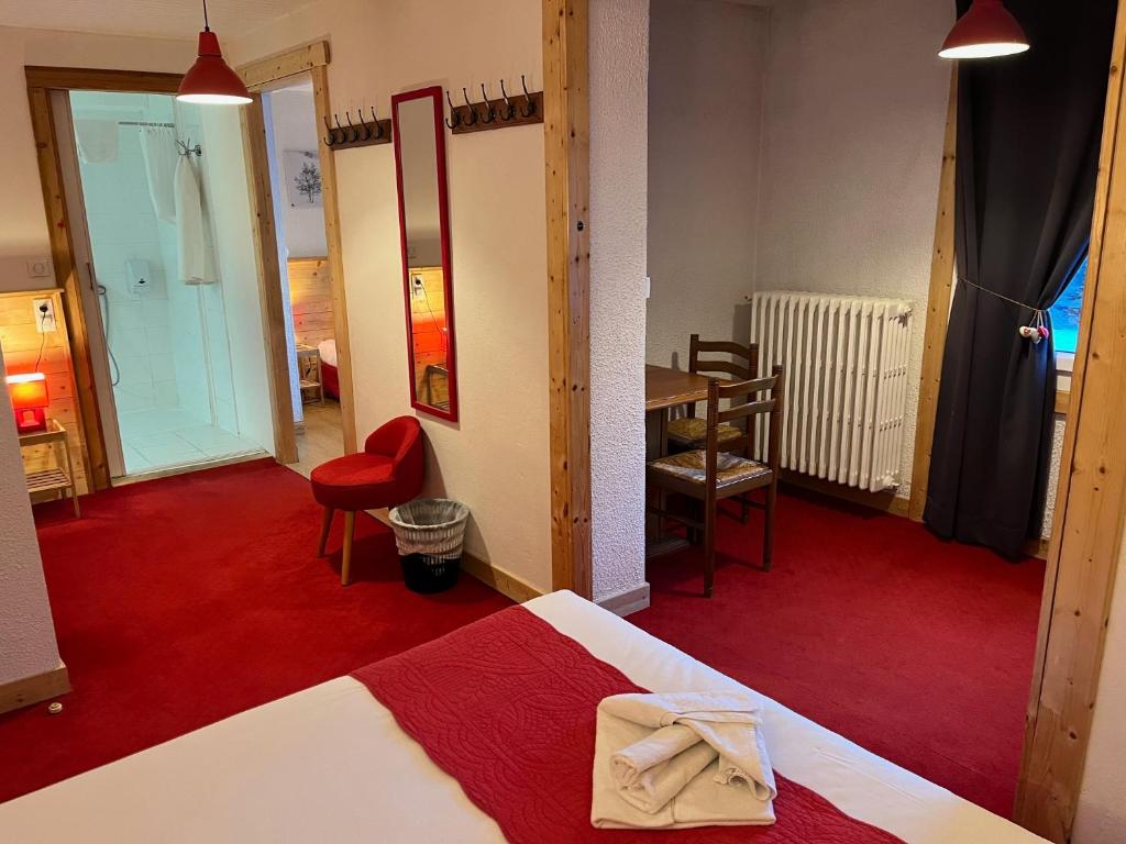 Postel nebo postele na pokoji v ubytování Hôtel Valentin pied des pistes