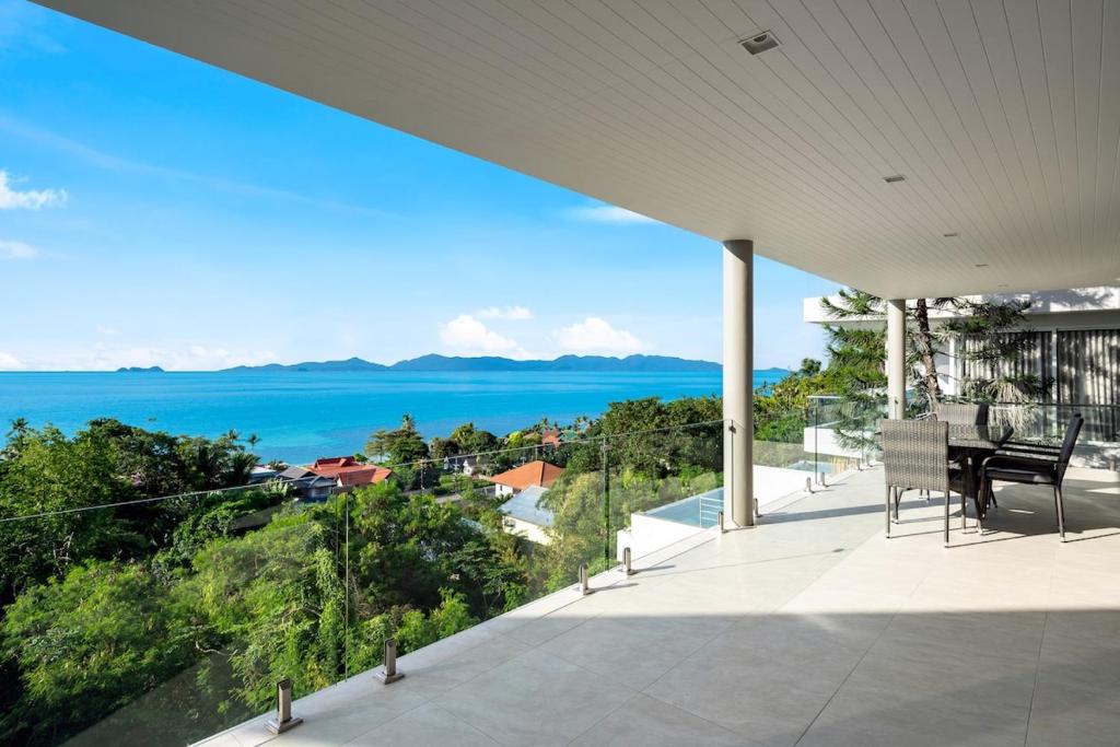 vistas al océano desde el balcón de una casa en Penthouse 2BR Seaview Top Floor, en Ban Thong Phlu