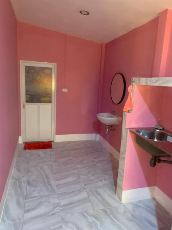 Ένα ή περισσότερα κρεβάτια σε δωμάτιο στο Lanta wanna Beach