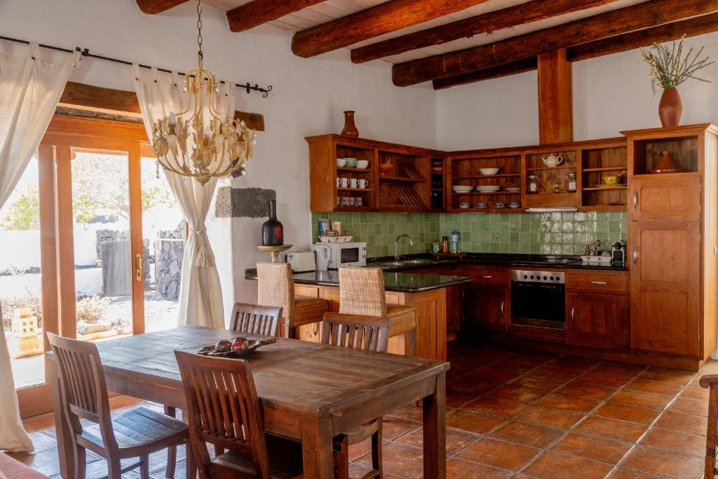 Kuchyň nebo kuchyňský kout v ubytování Finca Tomaren