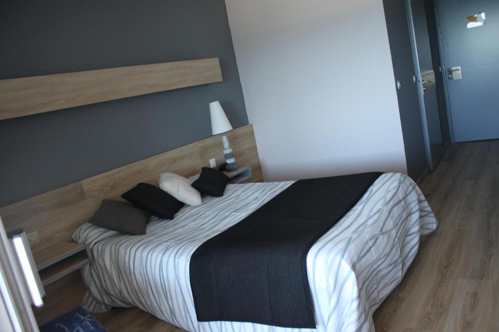 Postel nebo postele na pokoji v ubytování Logis Hotel Solhotel