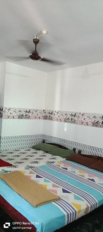 Postel nebo postele na pokoji v ubytování Chillies Guest House