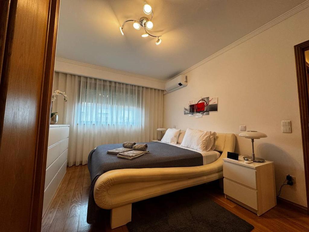 una camera d'albergo con un letto e un bagno di Porto Gaia RR Apartment by MP a Vila Nova de Gaia