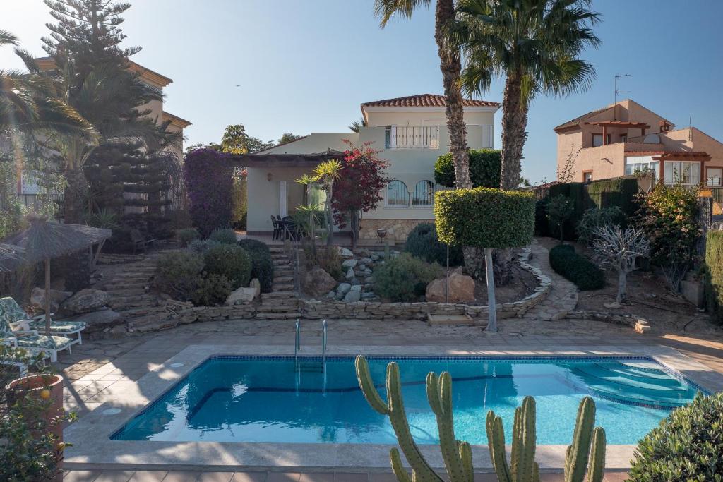 ein Swimmingpool vor einem Haus in der Unterkunft R2310 - La Cabuzana Vera Almería in Vera