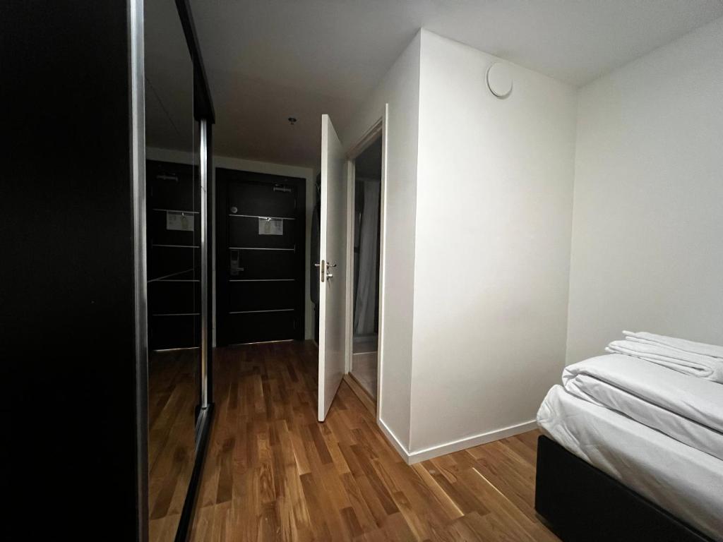 Postel nebo postele na pokoji v ubytování Injoy Compact Hotel Solna