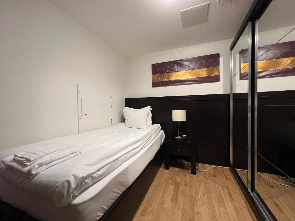 Postel nebo postele na pokoji v ubytování Injoy Compact Hotel Solna