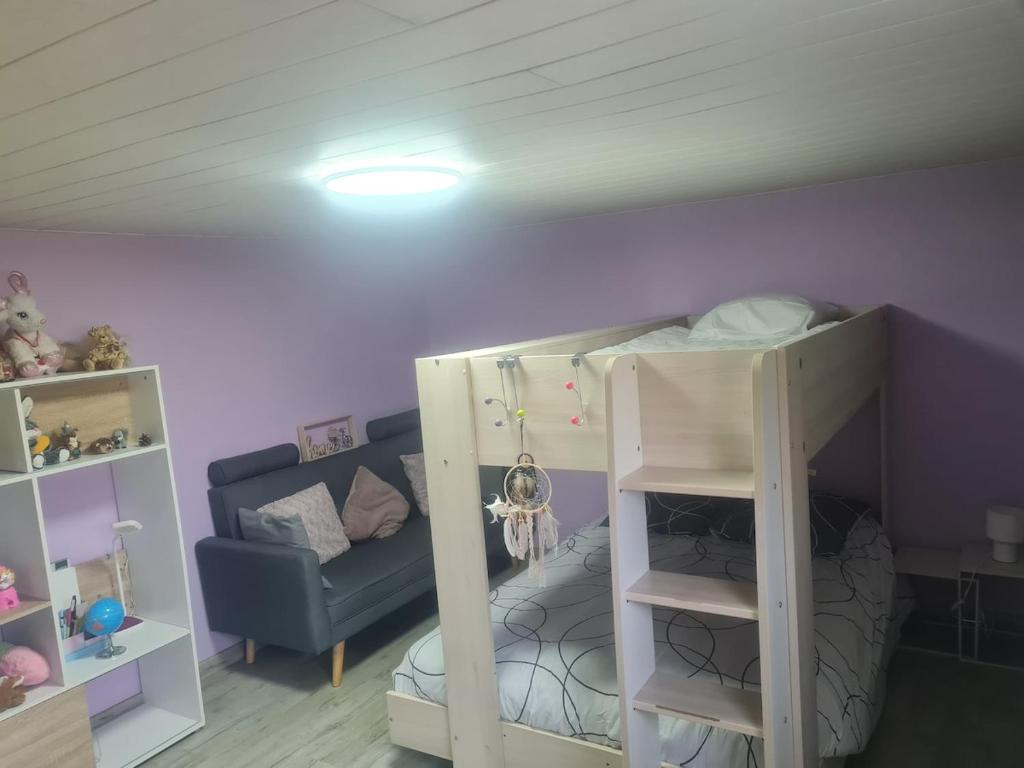 Palanda nebo palandy na pokoji v ubytování Gîte Le Canaillou