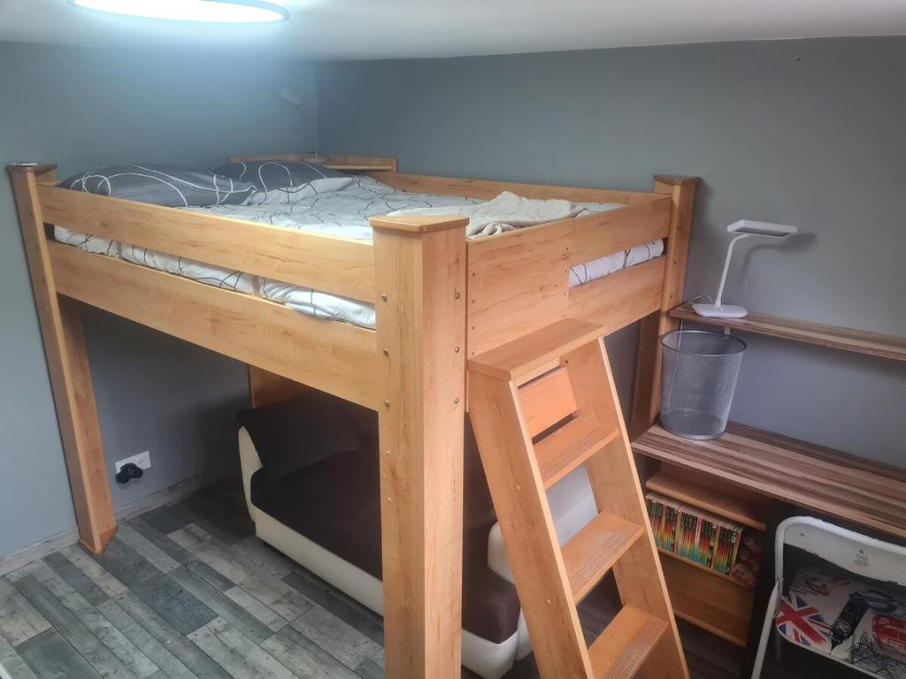 Palanda nebo palandy na pokoji v ubytování Gîte Le Canaillou