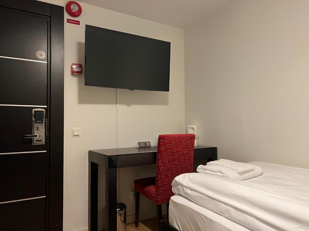 Postel nebo postele na pokoji v ubytování Injoy Compact Hotel Solna