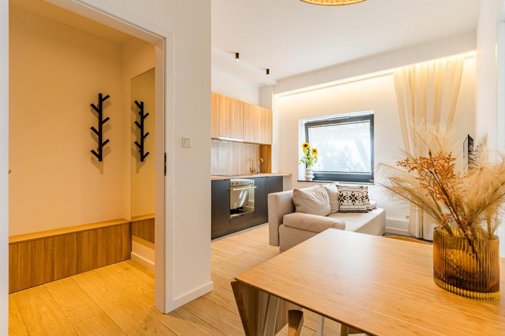 una sala de estar con un sofá y una mesa en Boho Łeba z basenem krytym i jacuzzi, en Łeba