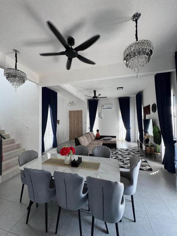 Posezení v ubytování Lapang Tuju Private Pool Homestay