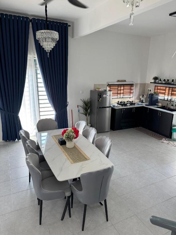 Kuchyň nebo kuchyňský kout v ubytování Lapang Tuju Private Pool Homestay