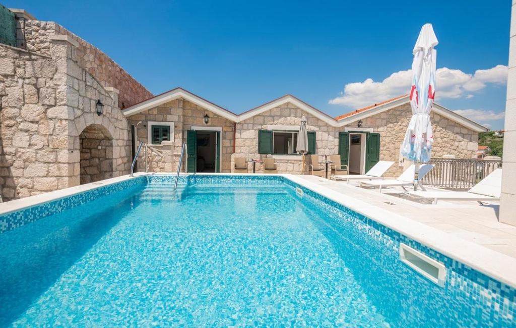 una piscina davanti a una casa di Villa Majanko a Zmijavci