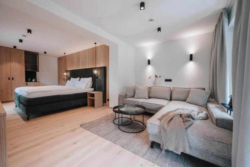 Postel nebo postele na pokoji v ubytování Hotel Oberforsthof