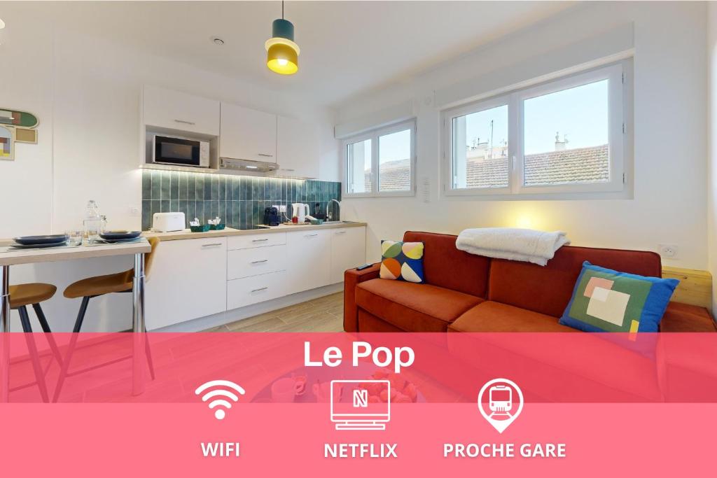 un salon avec un canapé et une cuisine dans l'établissement expat renting - Le Pop - Netflix - Proche gare, à Toulouse