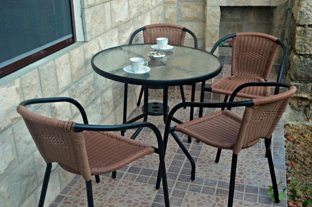 un patio con tavolo e sedie con tazze e caffè di Apartments Bućin a Kotor (Cattaro)