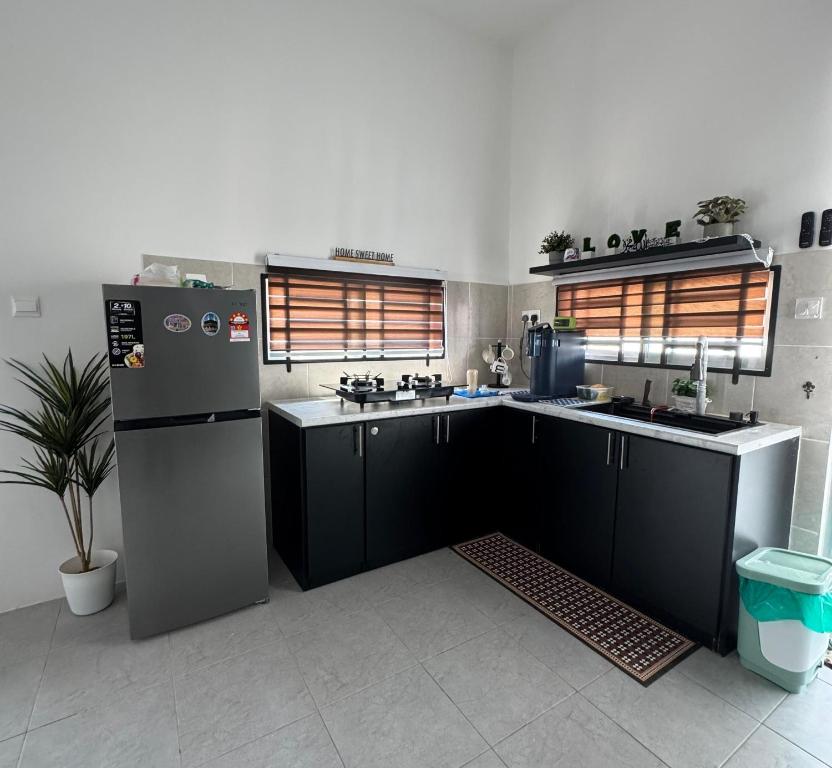 Kuchyň nebo kuchyňský kout v ubytování Lapang Tuju Private Pool Homestay
