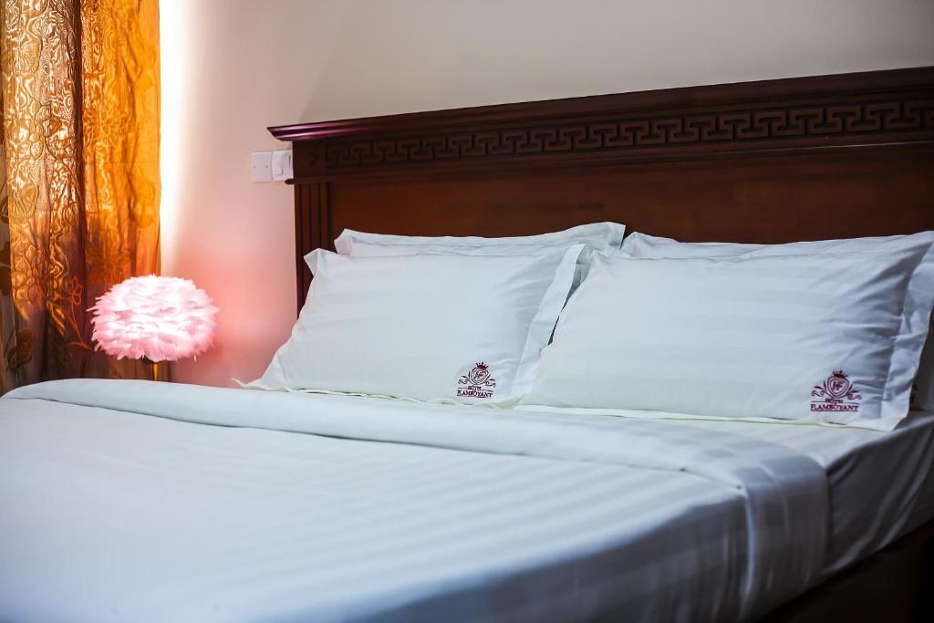 Postel nebo postele na pokoji v ubytování flamboyant hôtel