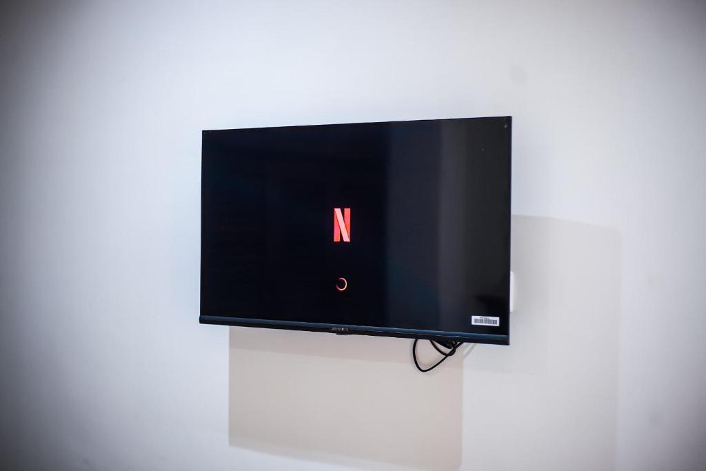 TV a/nebo společenská místnost v ubytování flamboyant hôtel