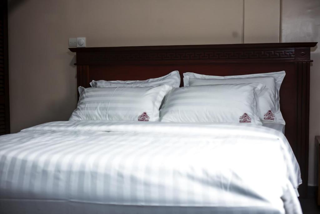 Postel nebo postele na pokoji v ubytování flamboyant hôtel