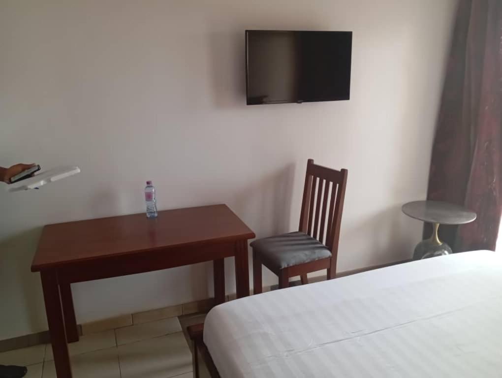 TV a/nebo společenská místnost v ubytování flamboyant hôtel