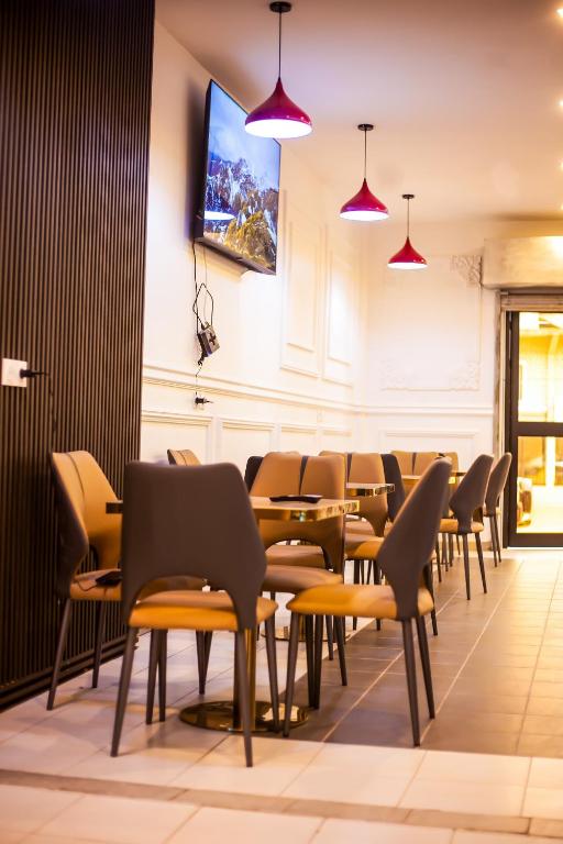 TV a/nebo společenská místnost v ubytování flamboyant hôtel