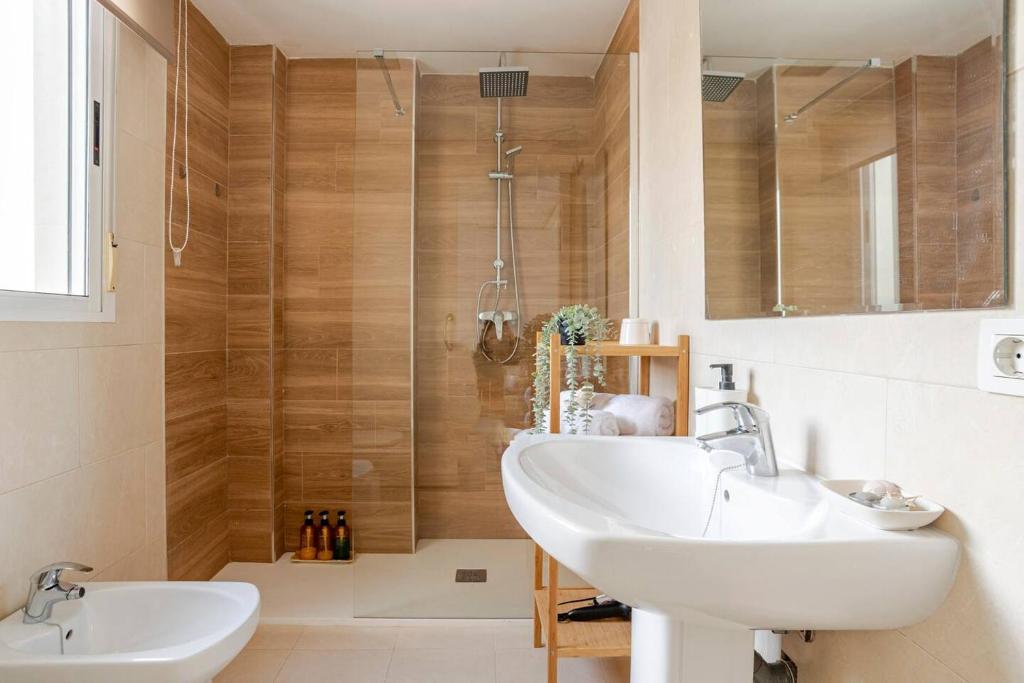a bathroom with two sinks and a shower at Apartamento Sunshine Grao in Burriana