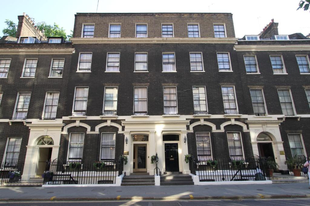 un grand bâtiment noir et blanc avec une porte dans l'établissement Ridgemount Hotel, à Londres