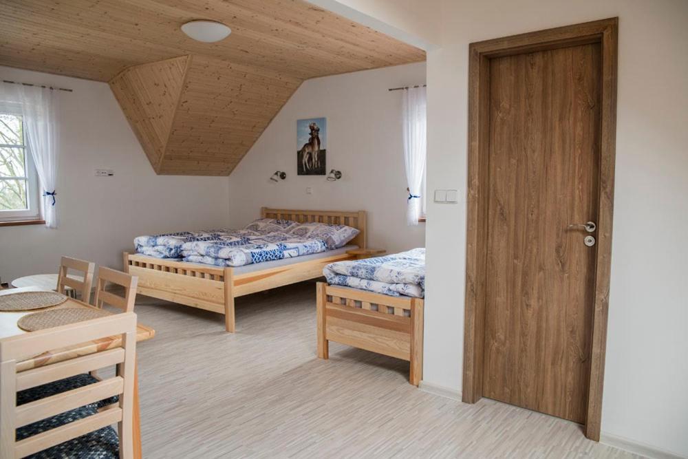 Postel nebo postele na pokoji v ubytování Penzion U Červené podkovy