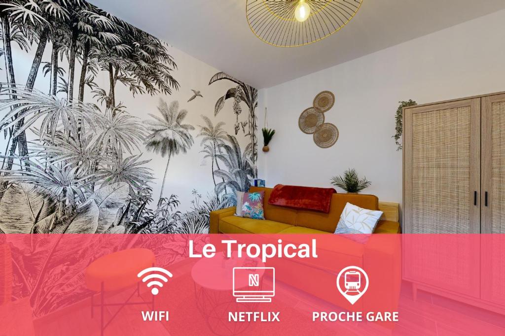 une chambre avec des palmiers sur le mur dans l'établissement expat renting - Le Tropical - Netflix - Proche gare, à Toulouse