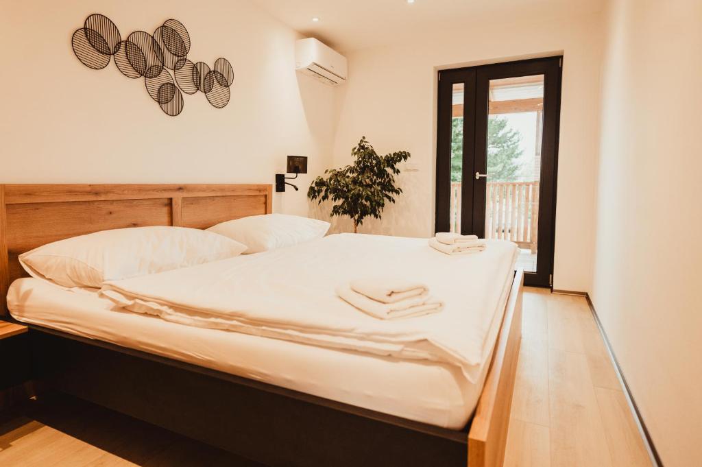 Postel nebo postele na pokoji v ubytování Hotel U Racka