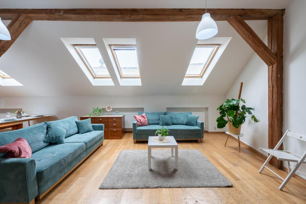 プラハにあるTesnov Residence Apartmentsのリビングルーム(青いソファ、天窓付)