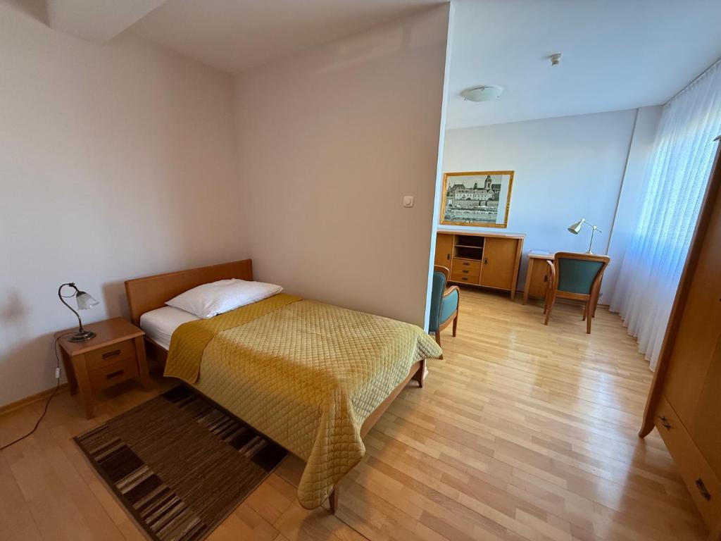 Postel nebo postele na pokoji v ubytování Hotel Uniwersytecki