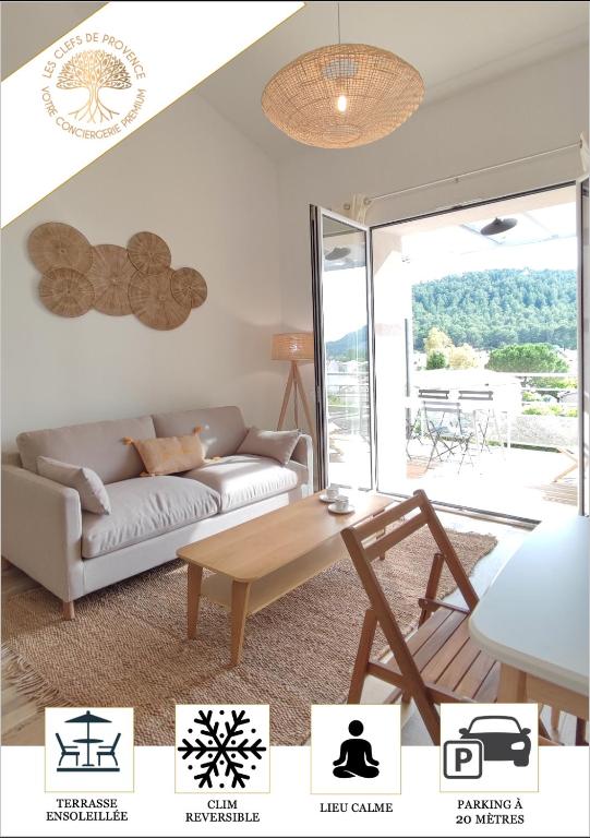 un salon avec un canapé et une table dans l'établissement Petit Sablé - T3 avec Terrasse Proche Cassis, à Roquefort-la-Bédoule