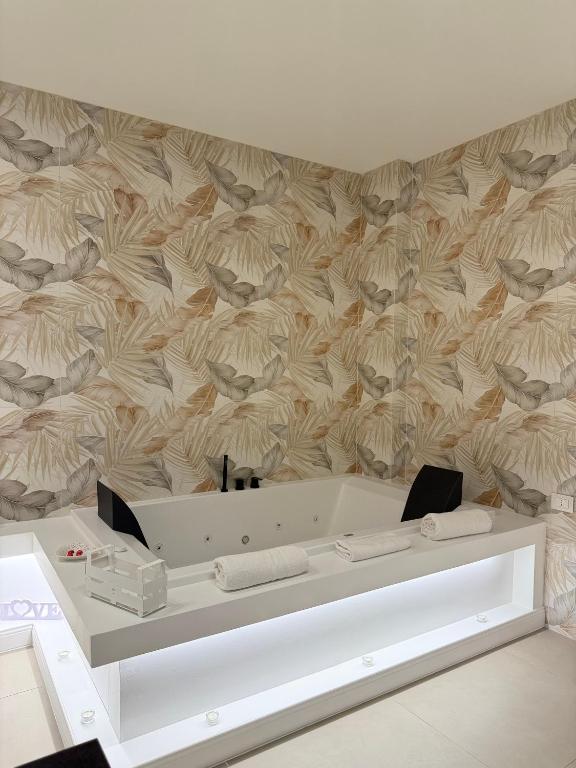 Hotel Archimar House, a bathroom with a bath tub in front of a wall at Archimar House in Taranto