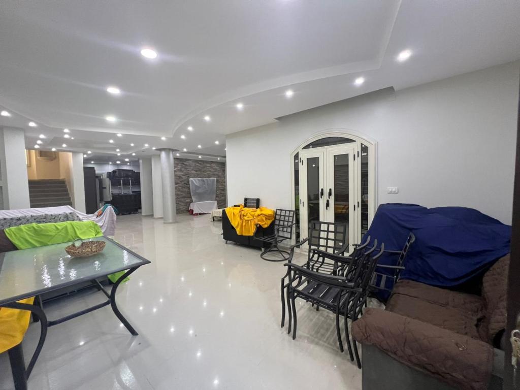 a living room with a couch and a table at برج العرب الجديدة الحي الثاني in Burj al ‘Arab al Jadīdah