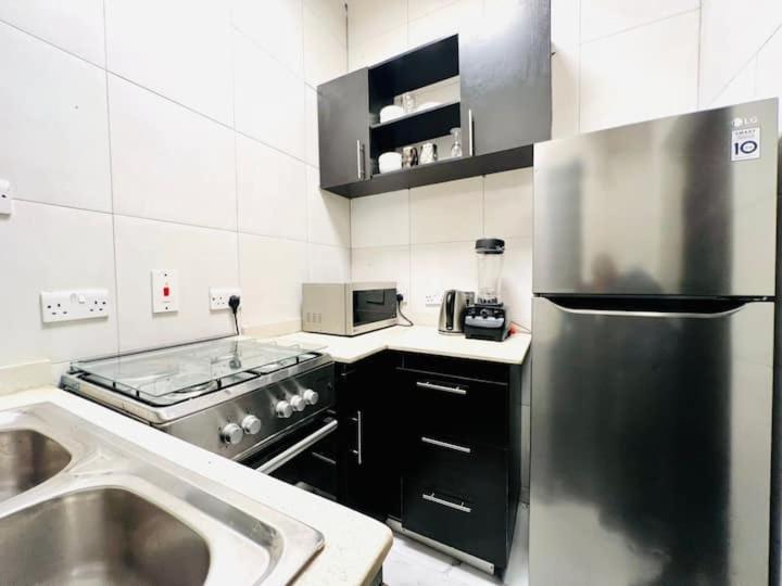 Kuchyň nebo kuchyňský kout v ubytování Lovely one bedroom flat