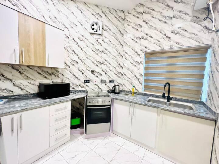 Kuchyň nebo kuchyňský kout v ubytování Lovely one bedroom flat