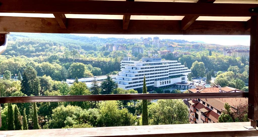 una vista de una ciudad desde una ventana en Apartment Park View, en Sandanski