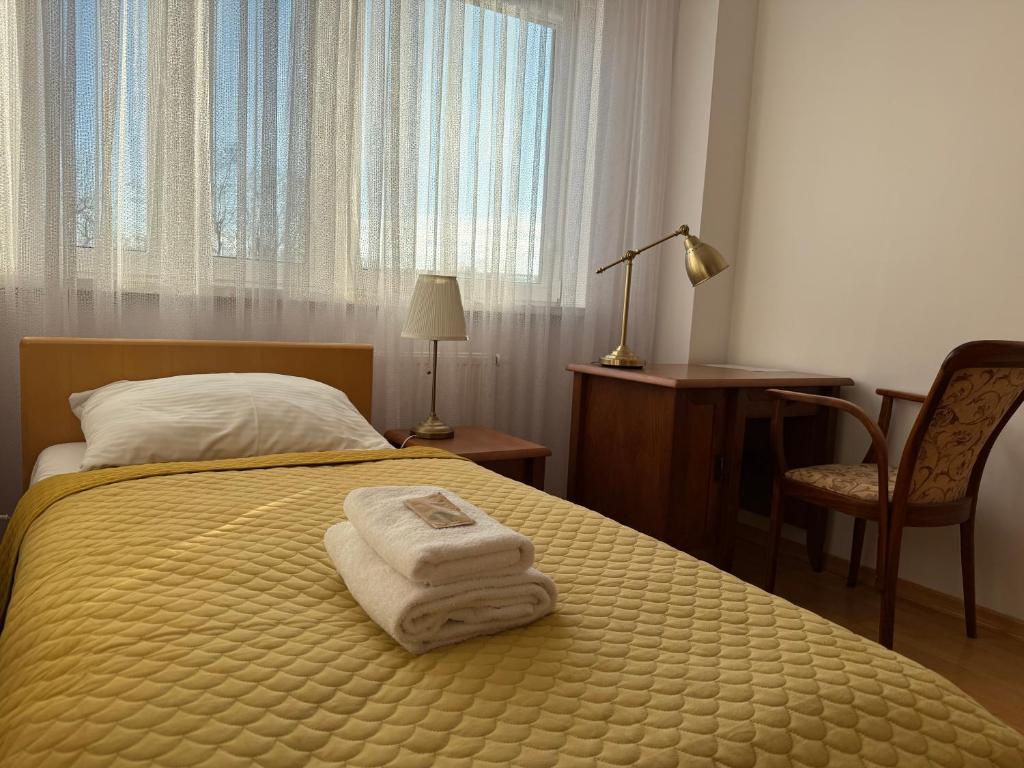 Postel nebo postele na pokoji v ubytování Hotel Uniwersytecki