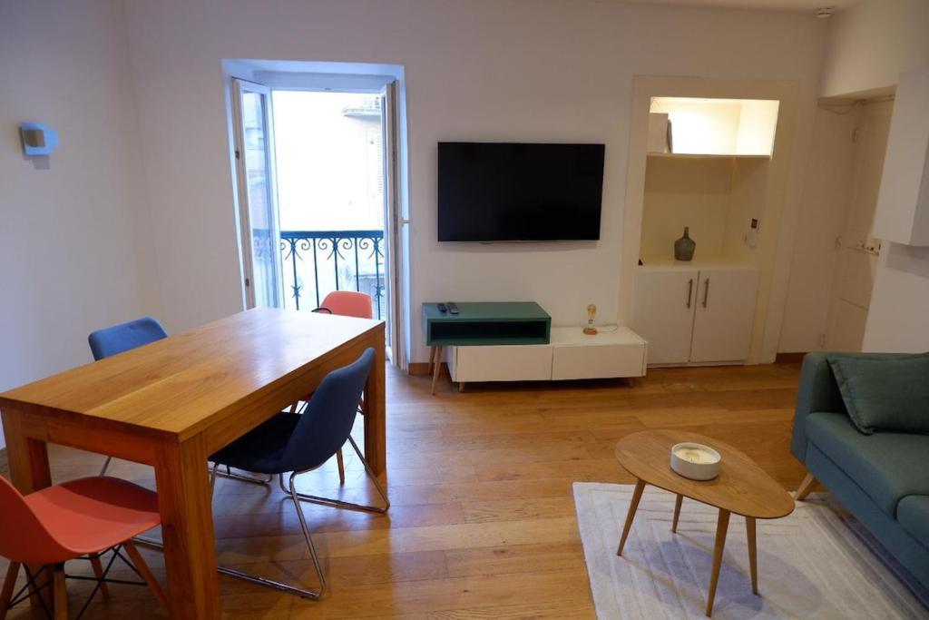 un salon avec une table et un canapé dans l'établissement Très bel appartement T2 rue Fesch Ajaccio, à Ajaccio