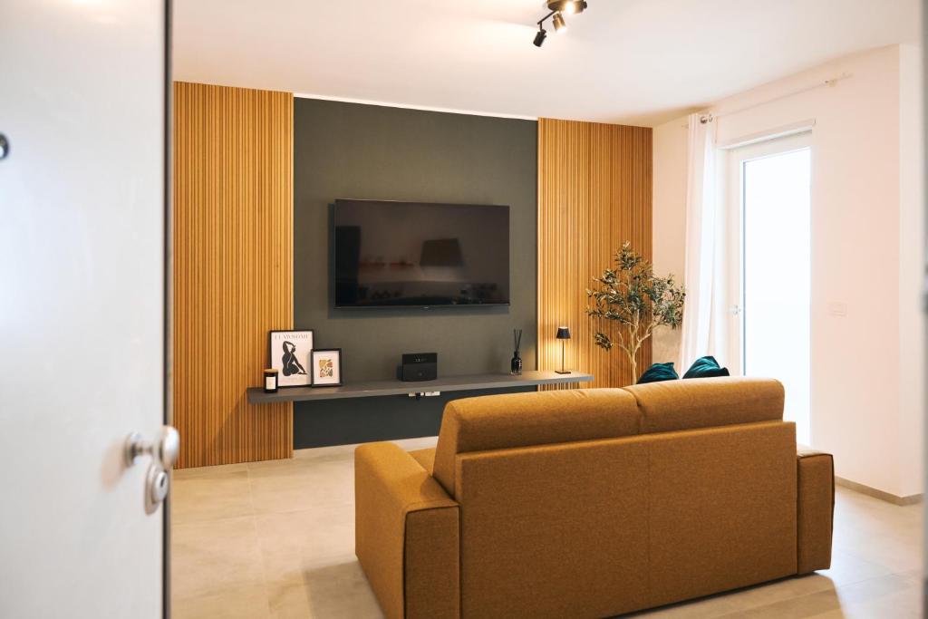 ブリンディジにあるRida' Luxury Houseのソファと薄型テレビのあるリビングルーム