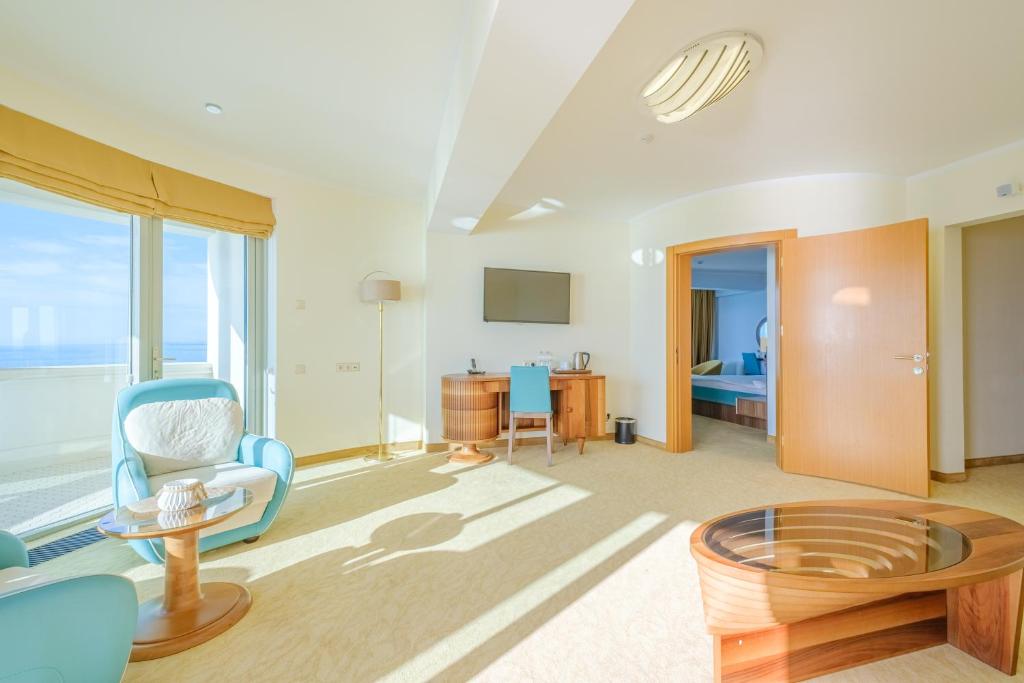 TV a/nebo společenská místnost v ubytování Castello Mare All Inclusive Resort