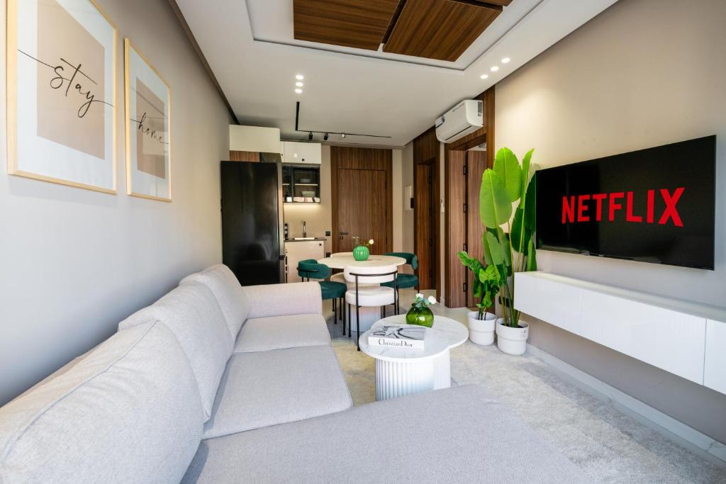 TV a/nebo společenská místnost v ubytování TT Holidays Modern Apartments Rabat City Center