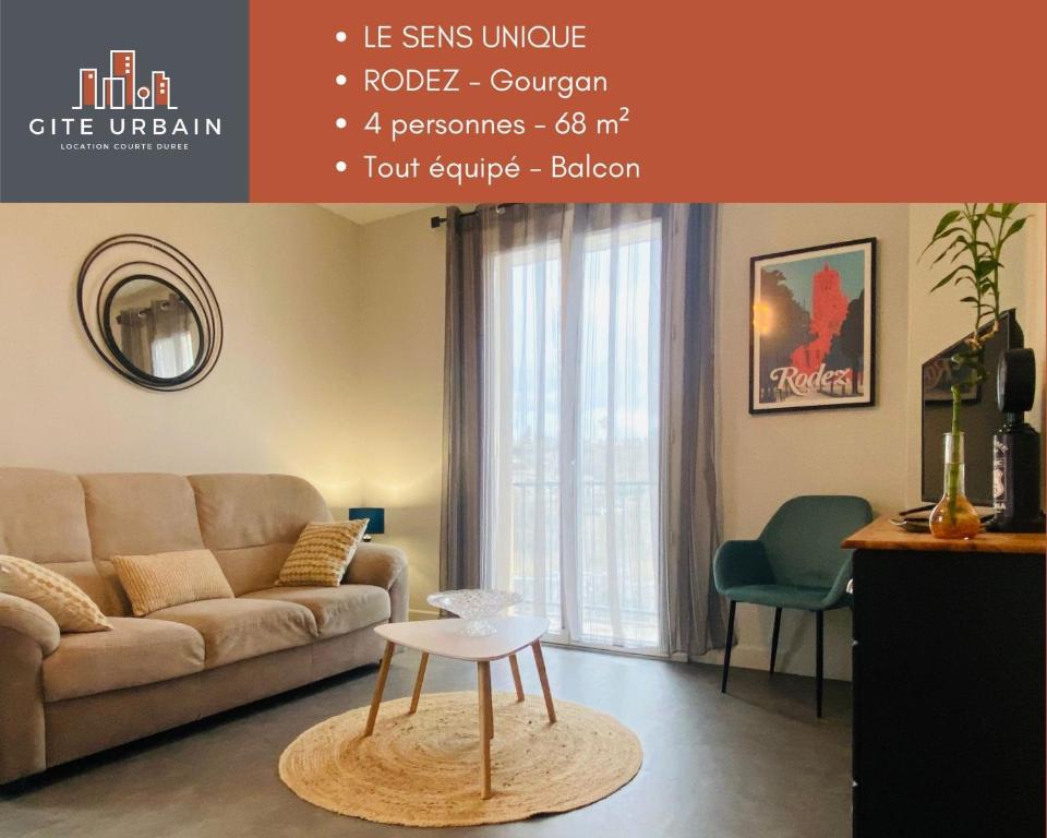 una sala de estar con un sofá y una mesa en Le SENS UNIQUE, en Rodez