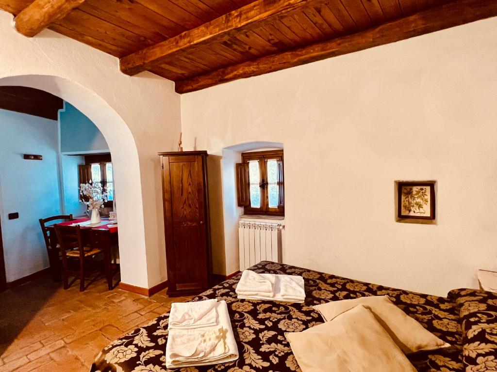 A bed or beds in a room at Agriturismo Montagna Verde Apella
