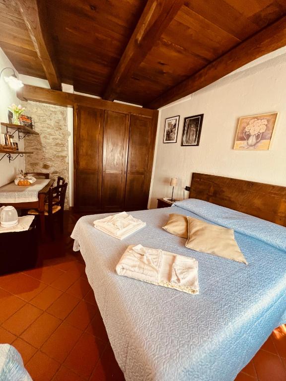 A bed or beds in a room at Agriturismo Montagna Verde Apella